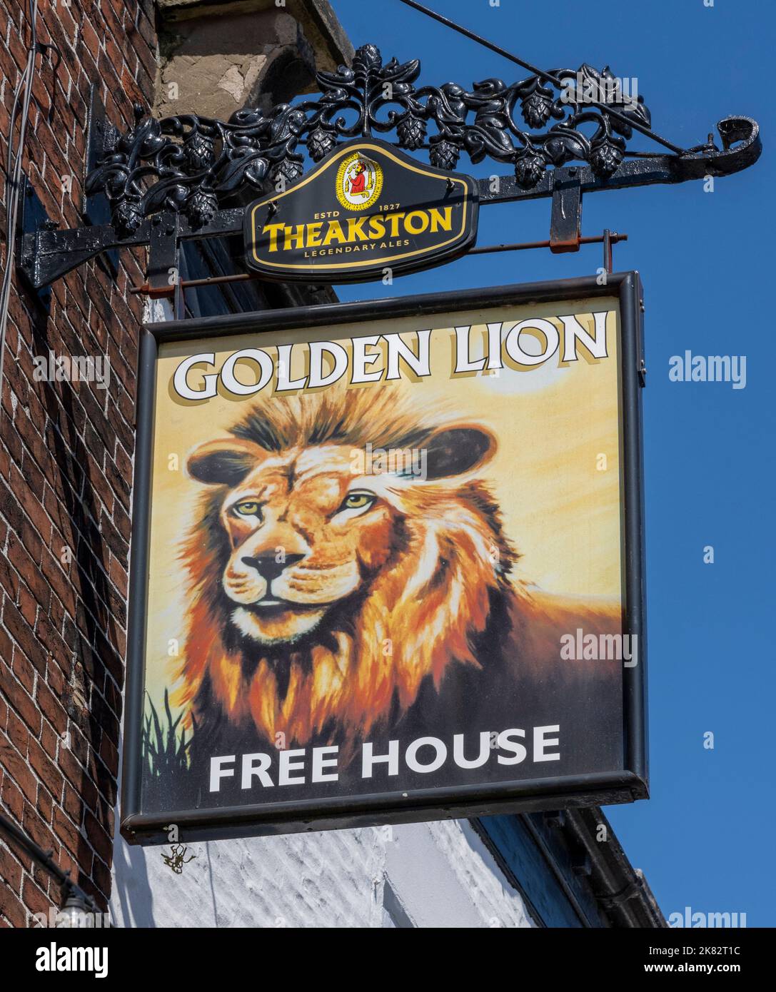 Traditionelles hängendes Pub-Schild am Golden Lion Public House, 21 Market Place, Malton, North Yorkshire, Yorkshire, England, Großbritannien Stockfoto