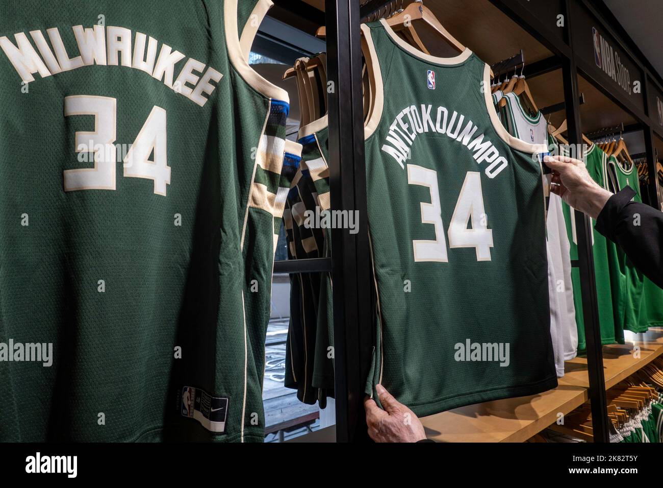 Branded Merchandise im NBA Flagship Store auf der 545 Fifth Avenue, NYC, USA 2022 Stockfoto