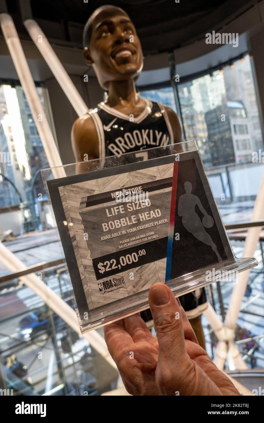 Branded Merchandise im NBA Flagship Store auf der 545 Fifth Avenue, NYC, USA 2022 Stockfoto