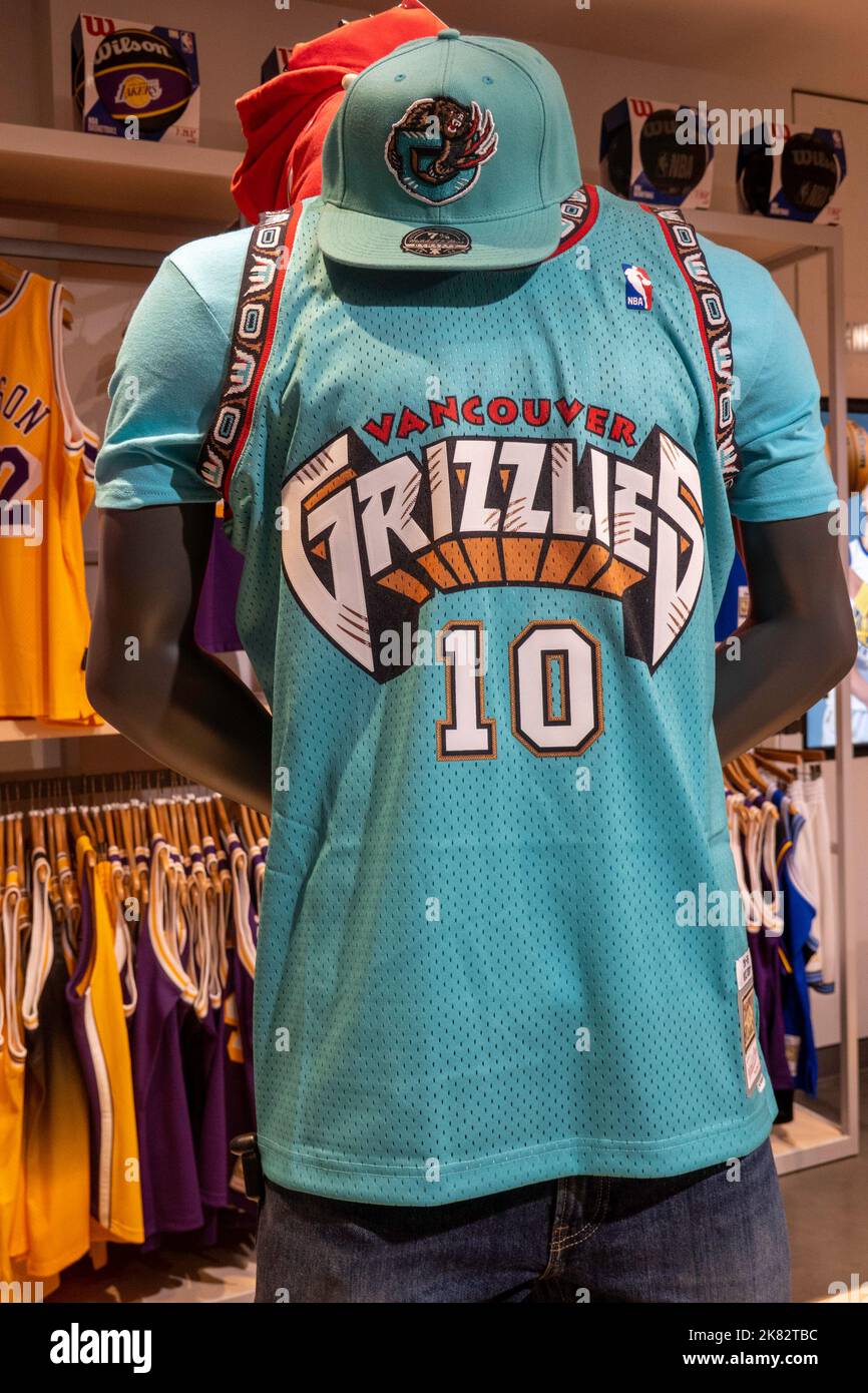 Branded Merchandise im NBA Flagship Store auf der 545 Fifth Avenue, NYC, USA 2022 Stockfoto