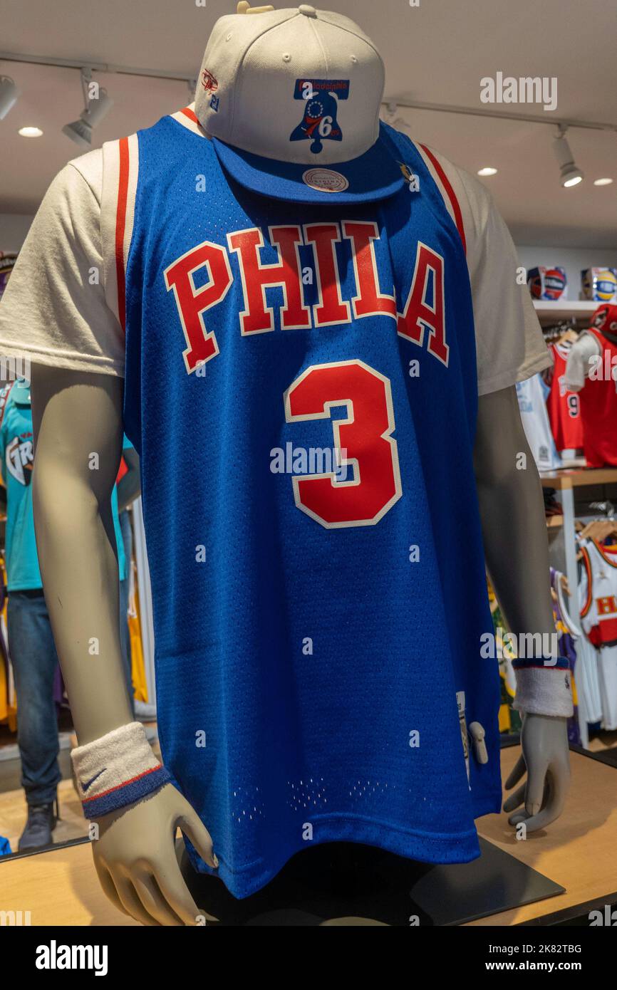 Branded Merchandise im NBA Flagship Store auf der 545 Fifth Avenue, NYC, USA 2022 Stockfoto