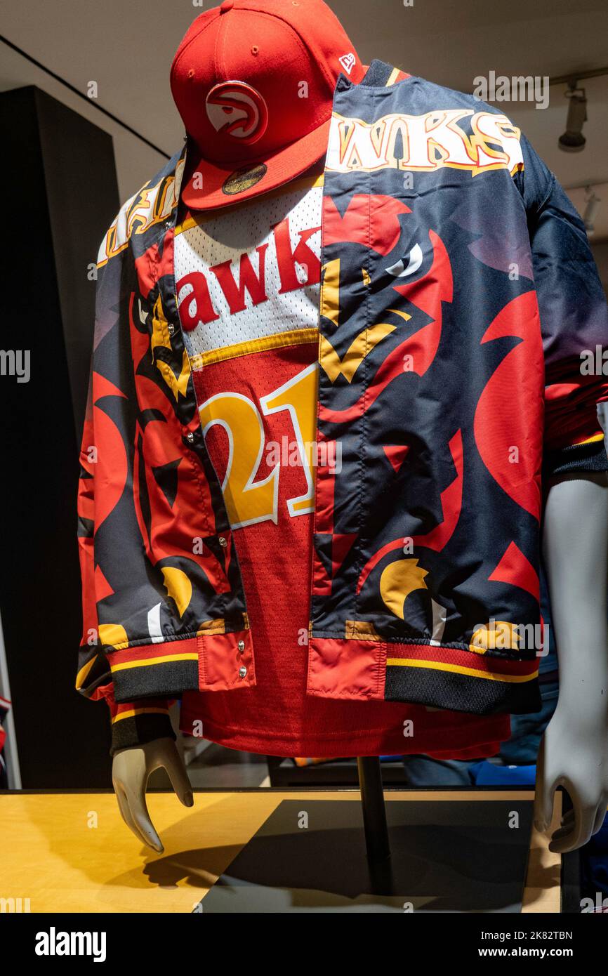 Branded Merchandise im NBA Flagship Store auf der 545 Fifth Avenue, NYC, USA 2022 Stockfoto