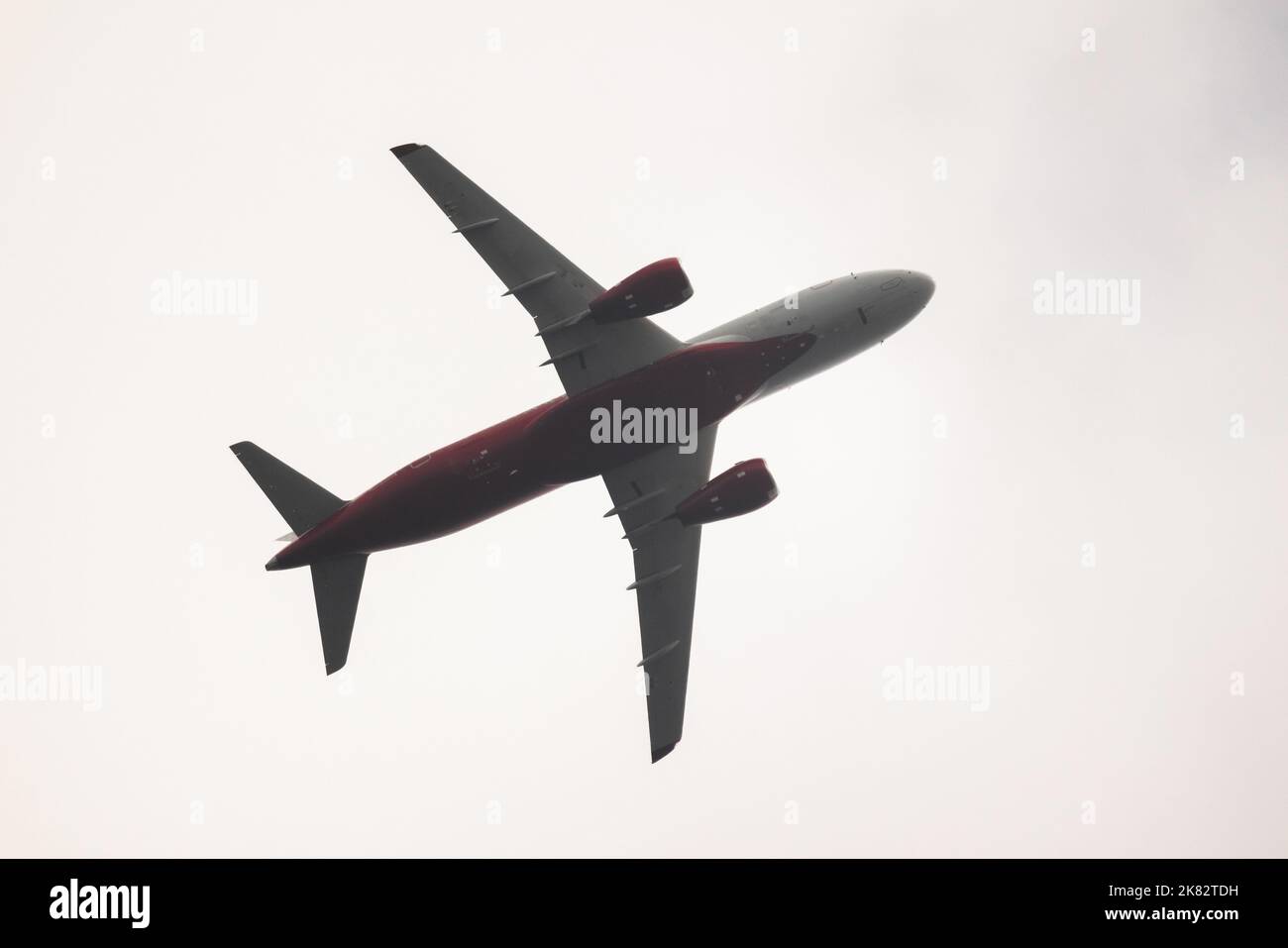 Russisches regionales Düsenflugzeug in hellem Himmel am Tag Stockfoto