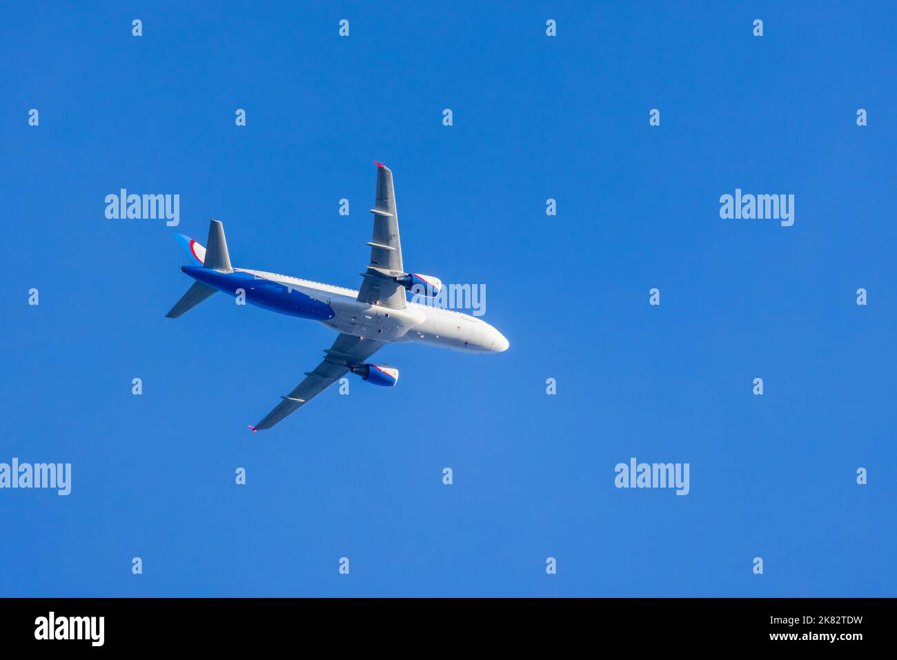 Das Passagierflugzeug mit Schmalkarosserie ist an einem sonnigen Tag in blauem Himmel Stockfoto