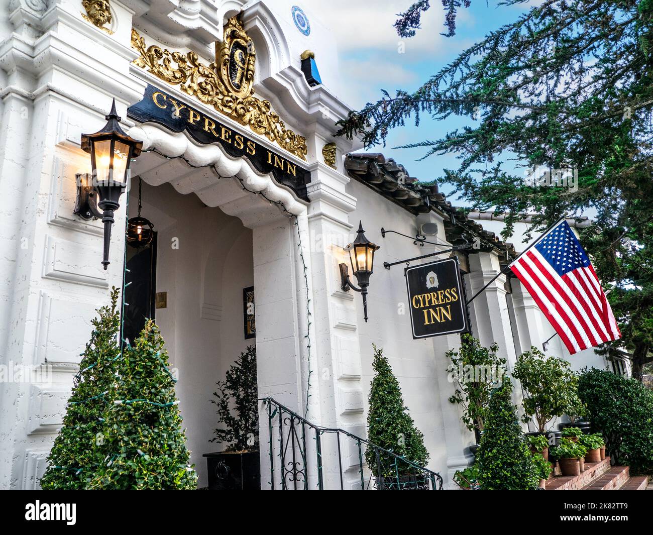 Cypress Inn Carmel by the Sea Boutique-Hotel außen mit Stars and Stripes-Flagge in der Abenddämmerung Lincoln Street Carmel California USA Stockfoto