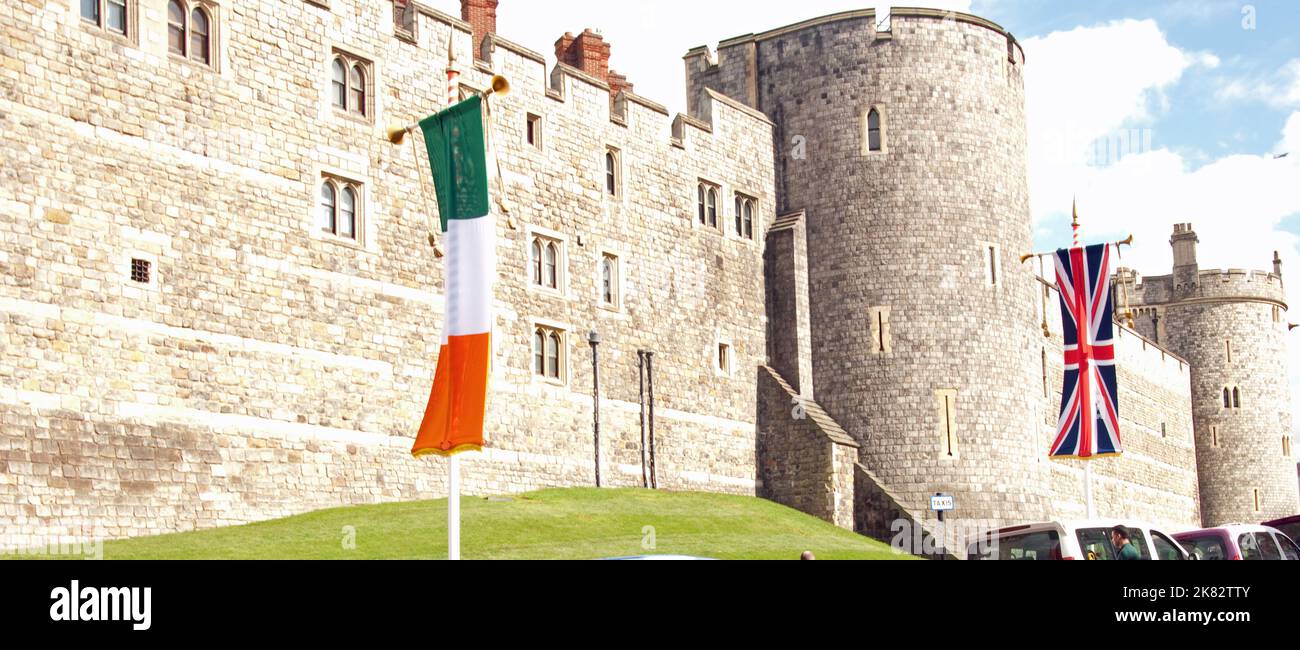 Windsor Castle mit Flaggen (Union Jack und Eire's National Flag), Windsor, Bukshire, Großbritannien. Die Arbeiten an diesem normannischen Schloss wurden von William dem Conquero begonnen Stockfoto