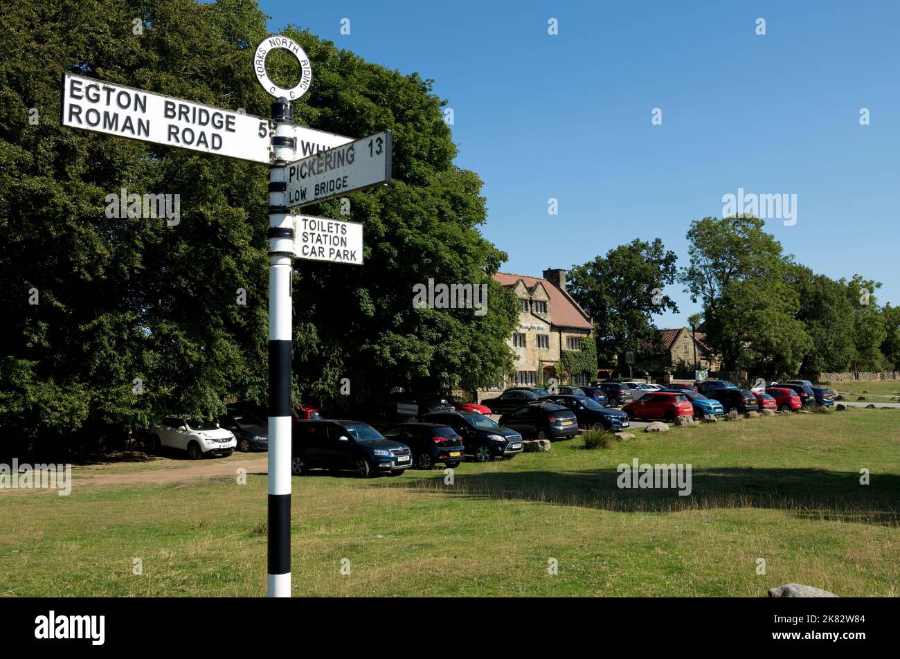 Alte Metallstraße Wegweiser in Richtung Egton Bridge und Pickering in der Nähe des Mallyan Spout Country House Hotel Goathland in der Nähe von Whitby North Yorkshire UK Stockfoto