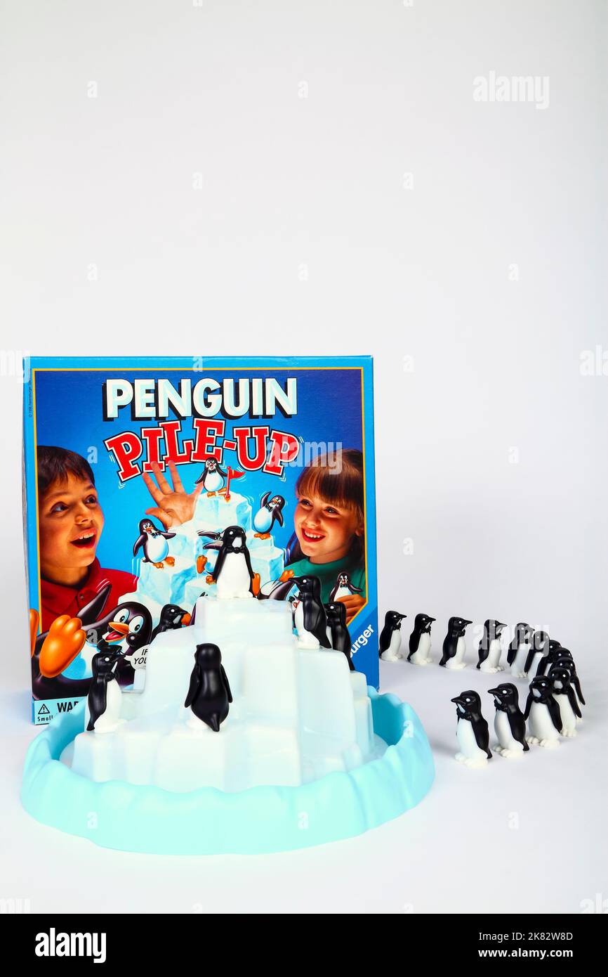 Pinguin stapeln Spiel der Geschicklichkeit und Balance mit Platz für Kopie Stockfoto