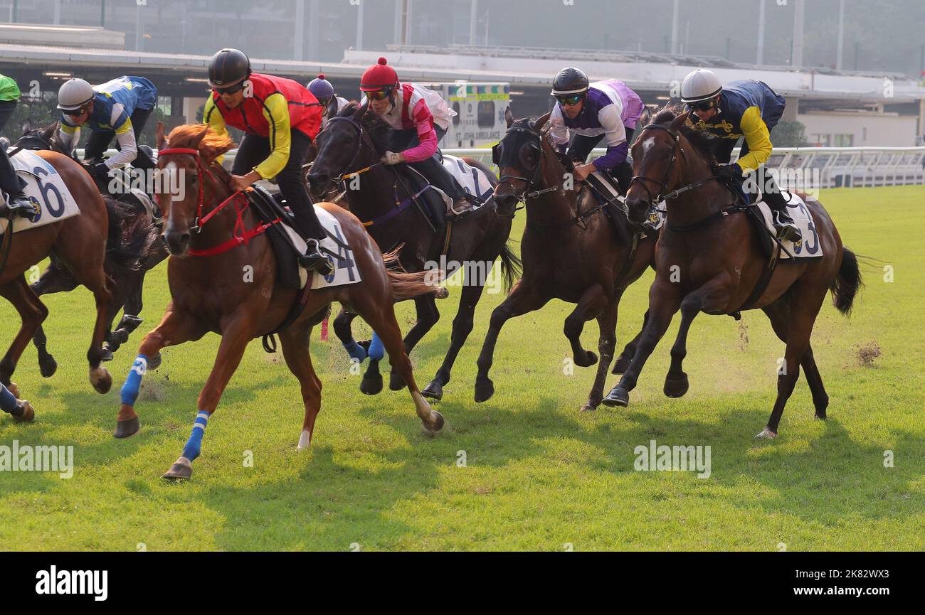 HEROISCHER MEISTER (4) unter der Leitung von Derek Leung Ka-chun und STARFIRE GEMS (3) unter der Leitung von Zac Purton im Los 7 über 1000meters (Rasen) im Happy Valley. 17SEP22 SCMP/Kenneth Chan. Stockfoto