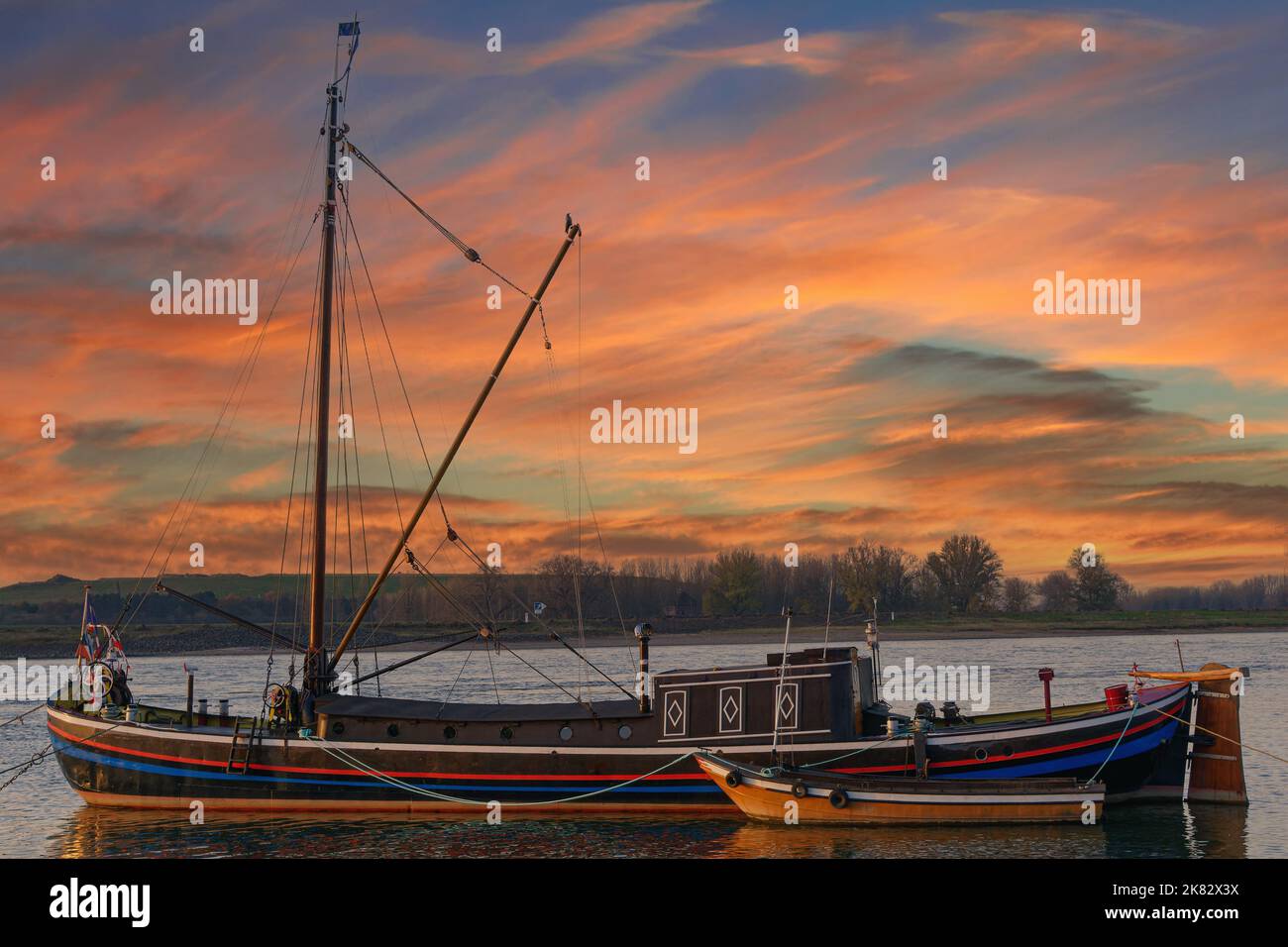 Traditionelles Aalschokker-Fischerboot, Rhein, Deutschland Stockfoto