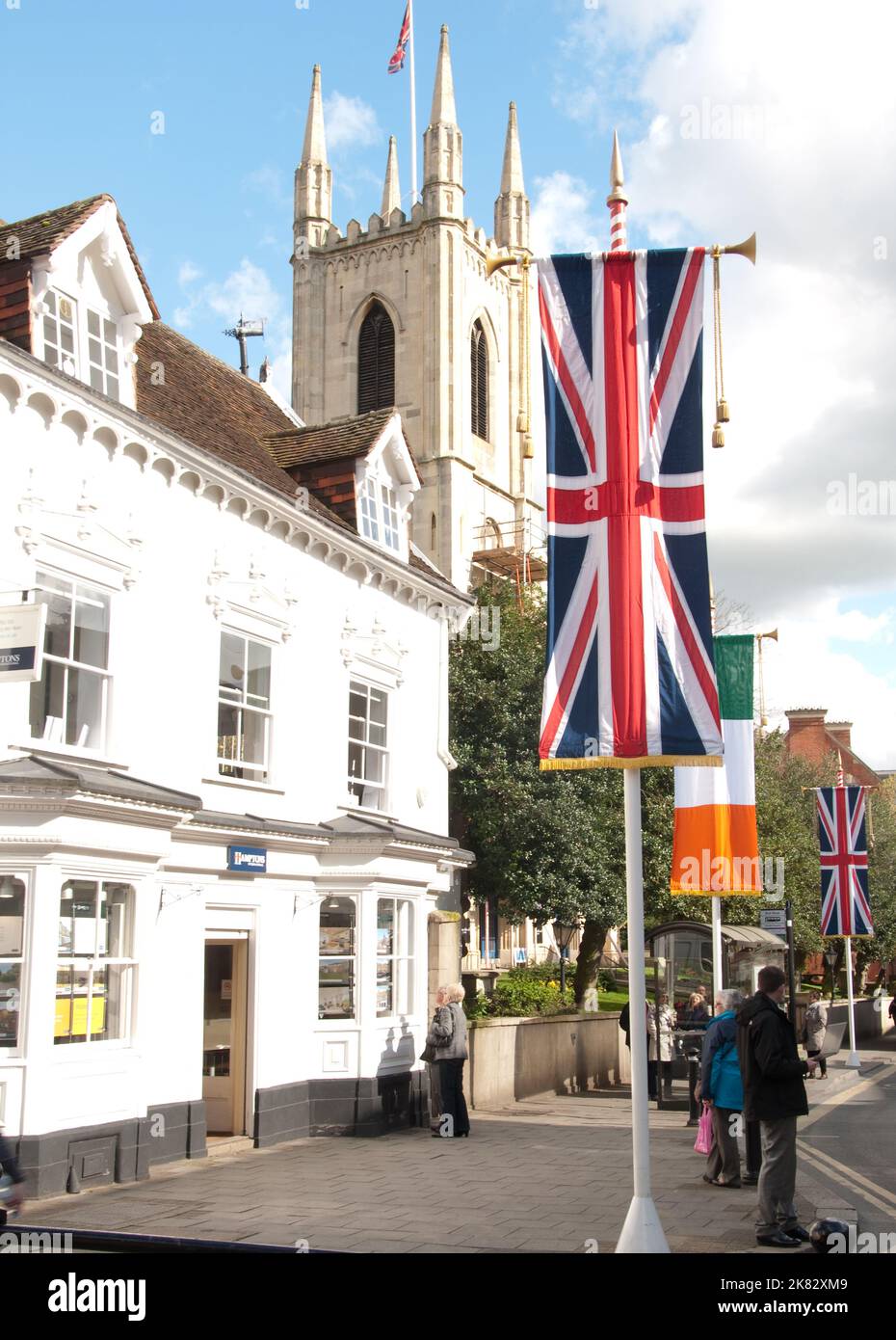 Blick auf die Straße mit dem St. John the Baptist Chruch Tower im Hintergrund, Windsor, berkshire, Großbritannien. Windsor ist berühmt für das Schloss aus dem 11.. Jahrhundert, Stockfoto