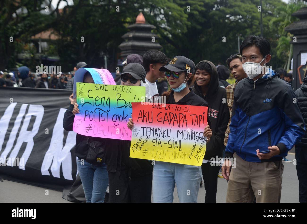 Anhänger des Arema FC Indonesia demonstrieren am 20. Oktober 2022 mit Transparenten in Malang, Indonesien. Sie forderten Strafverfolgung im Fall der Kanjuruhan-Tragödie im Spiel des Arema FC gegen Persebaya Surabaya, bei dem 133 Menschen aufgrund des Chaos getötet wurden. (Foto von Moch Farabi Wardana / Pacific Press/Sipa USA) Stockfoto