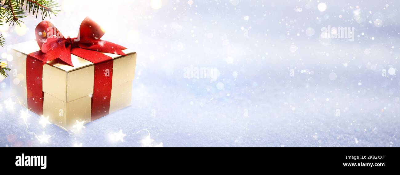 weihnachten Grußkarte desin; Weihnachtsdekoration jn Schnee Hintergrund Stockfoto