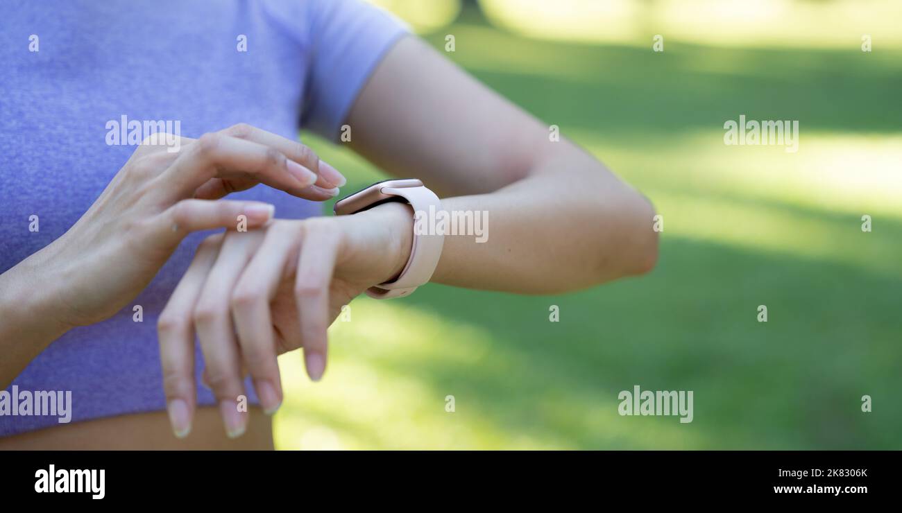 Nahaufnahme der Hand berühren Smartwatch mit Gesundheit App auf dem Bildschirm, Gadget für Fitness aktiven Lebensstil. Laufen Training im Freien. Stockfoto