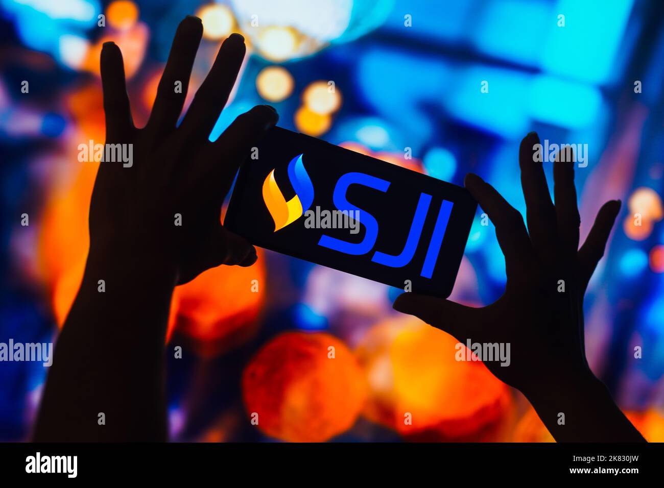 In dieser Abbildung wird das South Jersey Industries (SJI)-Logo auf einem Smartphone-Bildschirm angezeigt. Stockfoto