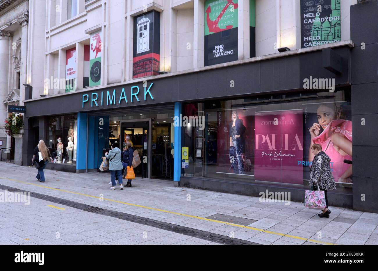 Geschäfte und Restaurants im Stadtzentrum von Cardiff. The Primark Shop on Queen Street Cardiff Picture von Richard Williams Stockfoto