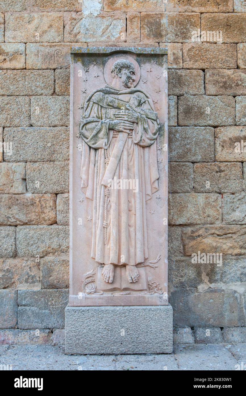 Alcantara, Spanien - 6.. Oktober 2022: Relief San Pedro de Alcantara, Alcantara Caceres, Spanien. Jose Navarro Gabaldon Bildhauer, 1976. Mauer der Kirche von San Stockfoto