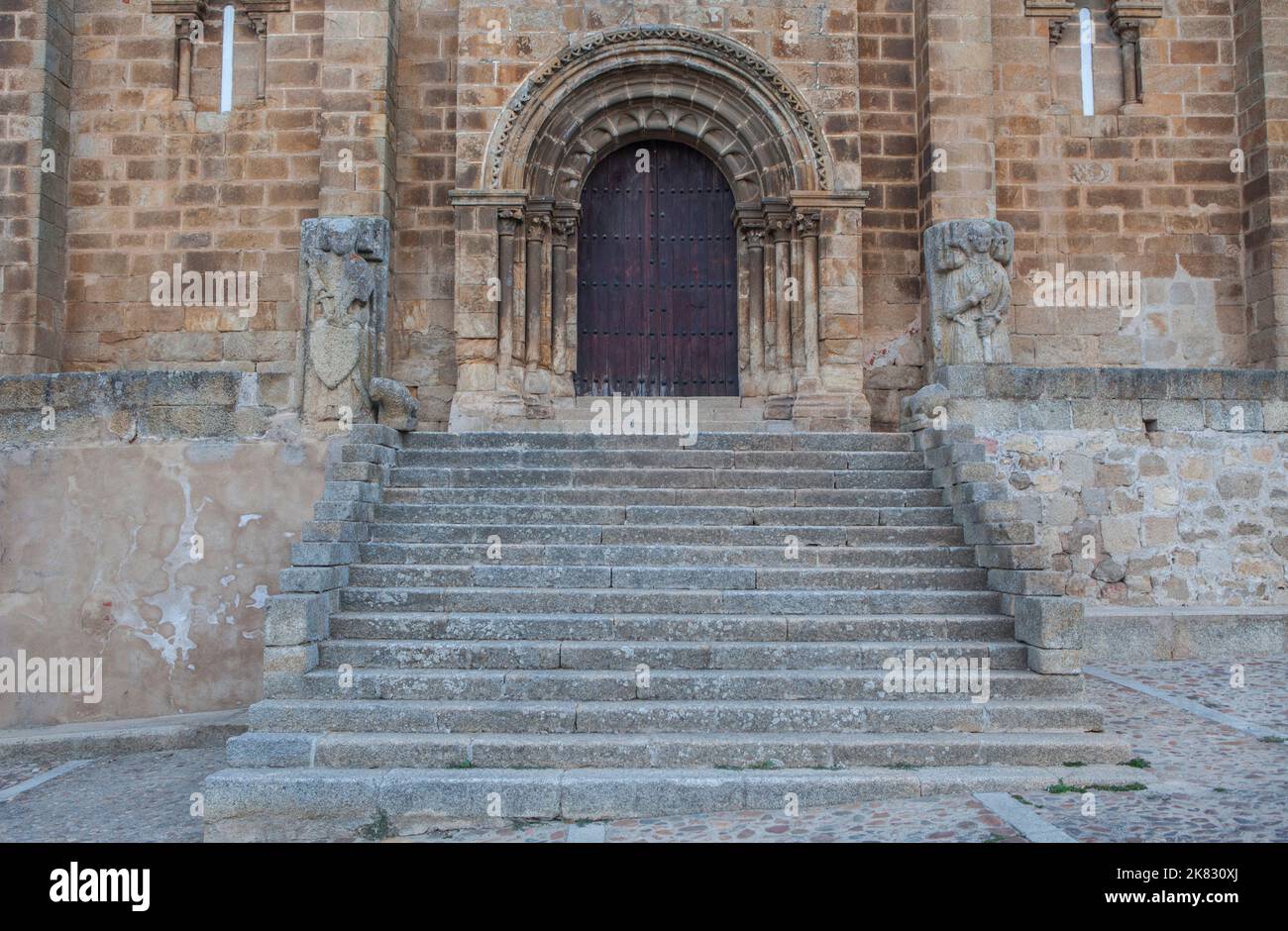 Kirche Santa Maria de Almocovar, Alcantara, Caceres, Extremadura, Spanien. romanischer Haupteingang Stockfoto