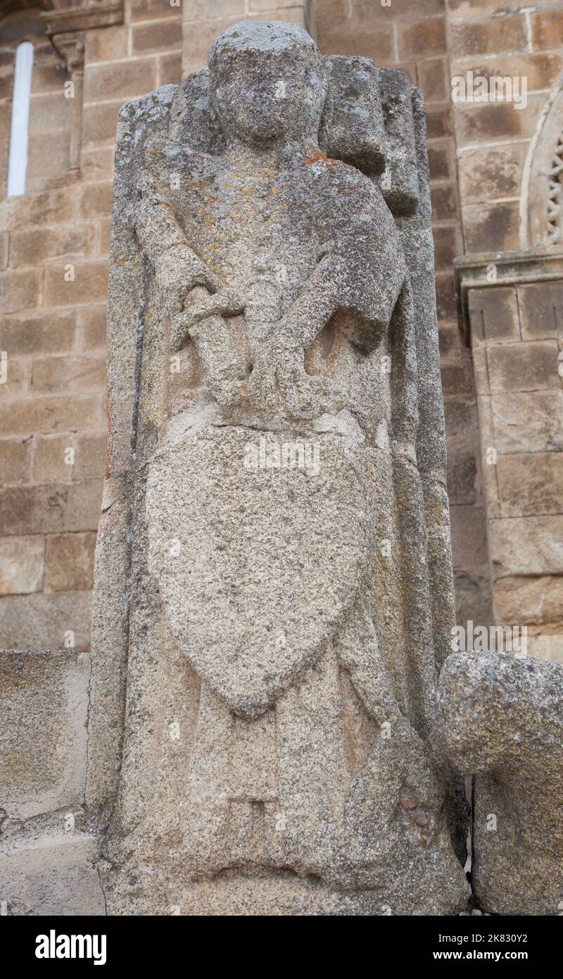 Steinbild des Ritters von Alcantara an der Haupttür der Kirche Santa Maria de Almocovar, Alcantara, Caceres, Extremadura, Spanien Stockfoto