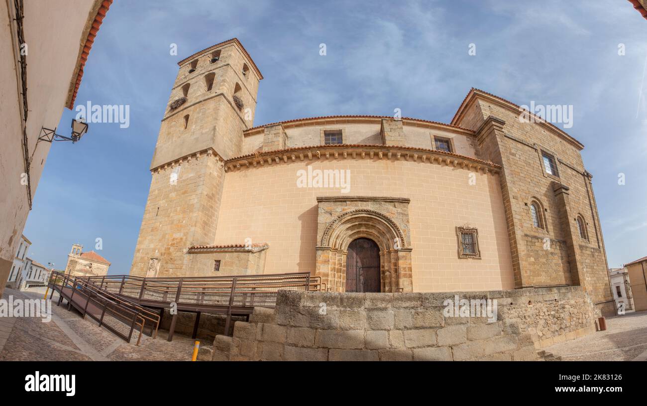 Kirche Santa Maria de Almocovar, Alcantara, Caceres, Extremadura, Spanien. Weitwinkelansicht Stockfoto
