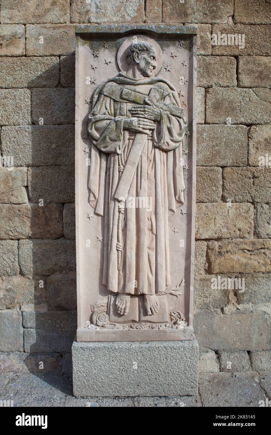 Alcantara, Spanien - 6.. Oktober 2022: Relief San Pedro de Alcantara, Alcantara Caceres, Spanien. Jose Navarro Gabaldon Bildhauer, 1976. Mauer der Kirche von San Stockfoto