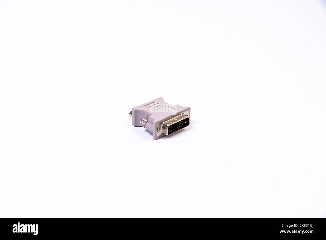 USB Typ C Adapter oder Hub mit verschiedenem Zubehör - Pendrives, hdmi, ethernet, VGA DP HDMI, Kabel. Verschiedene Konverterkabel für Computer und smartp Stockfoto