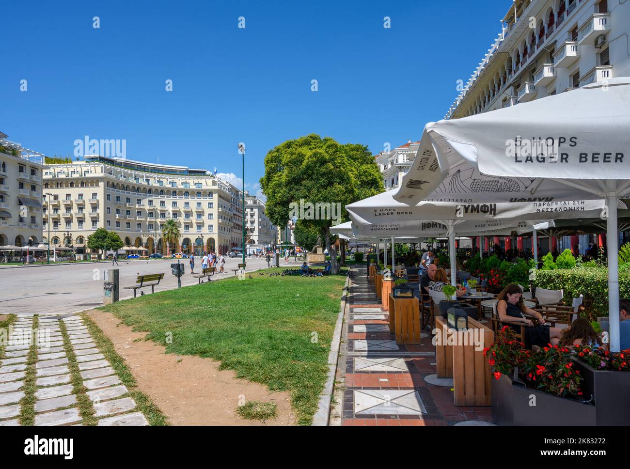 Café auf dem Aristoteles-Platz (Plateia Aristotelous) in der Altstadt, Thessaloniki, Mazedonien, Griechenland Stockfoto