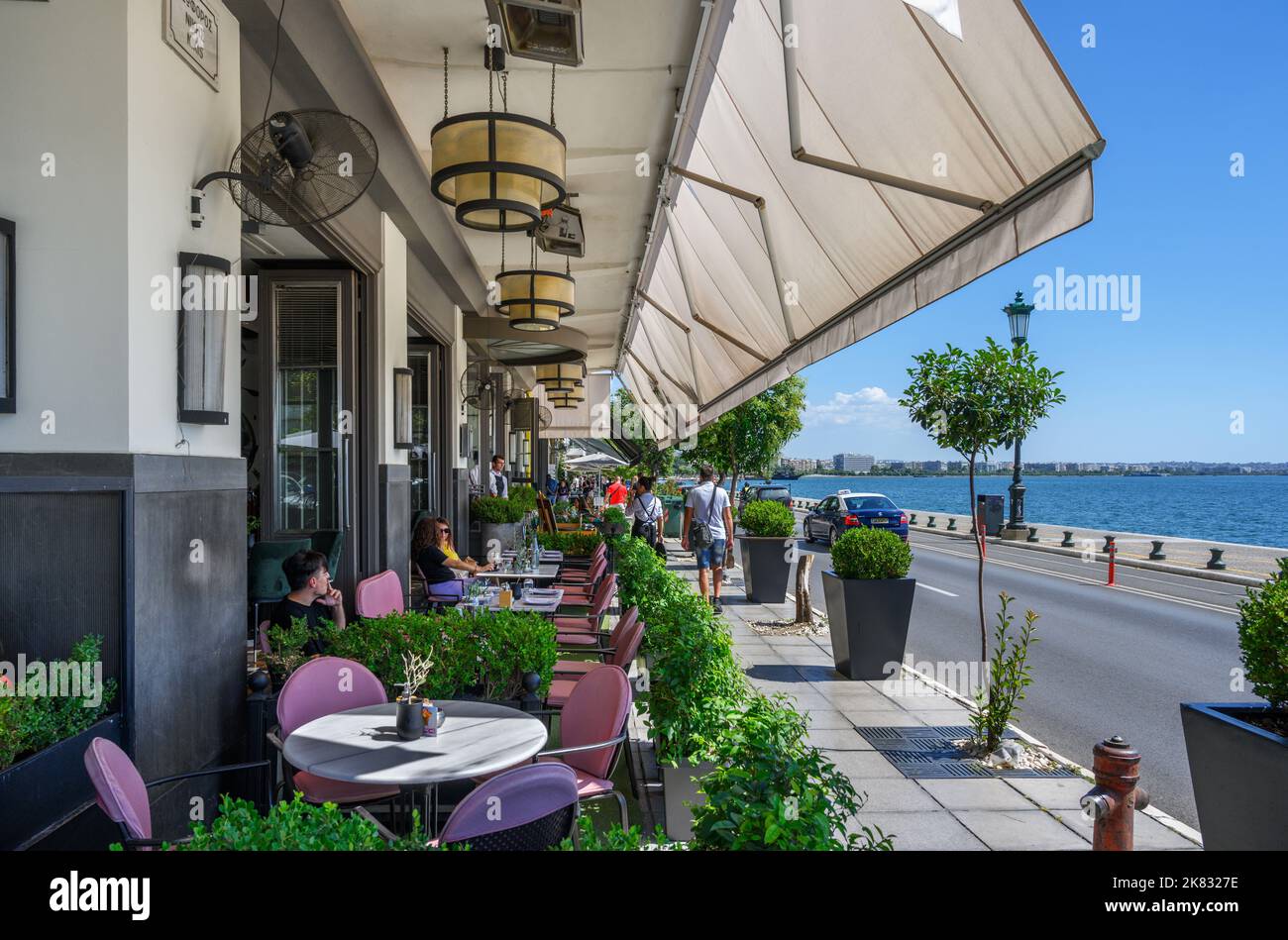 Café an der Nikis Avenue (Leoforos Nikis) im Stadtzentrum, Thessaloniki, Mazedonien, Griechenland Stockfoto