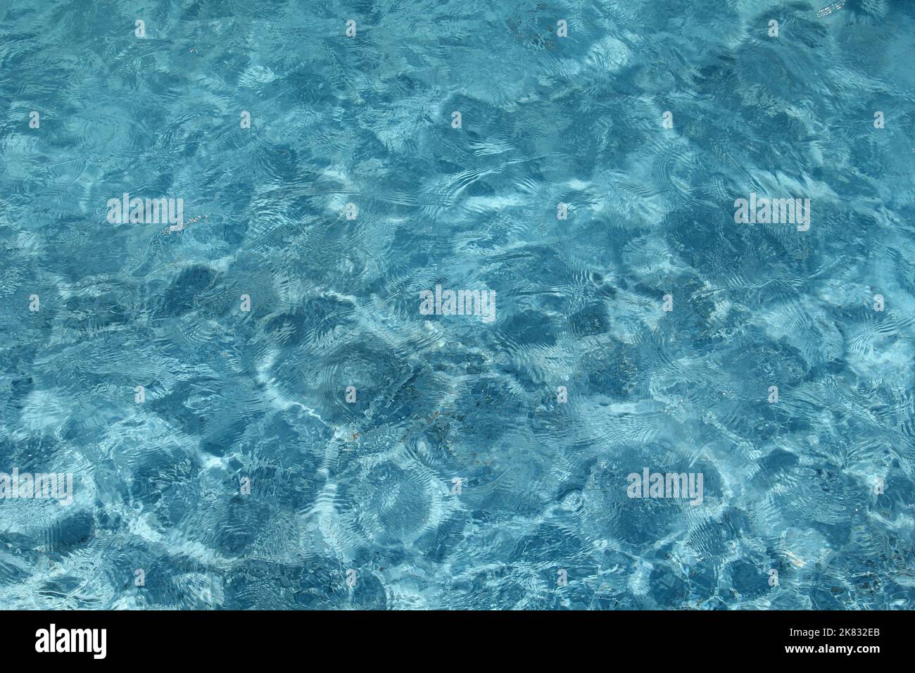 Blaues Wasser-Hintergrund-Foto mit Laugen an sonnigen Tagen Stockfoto