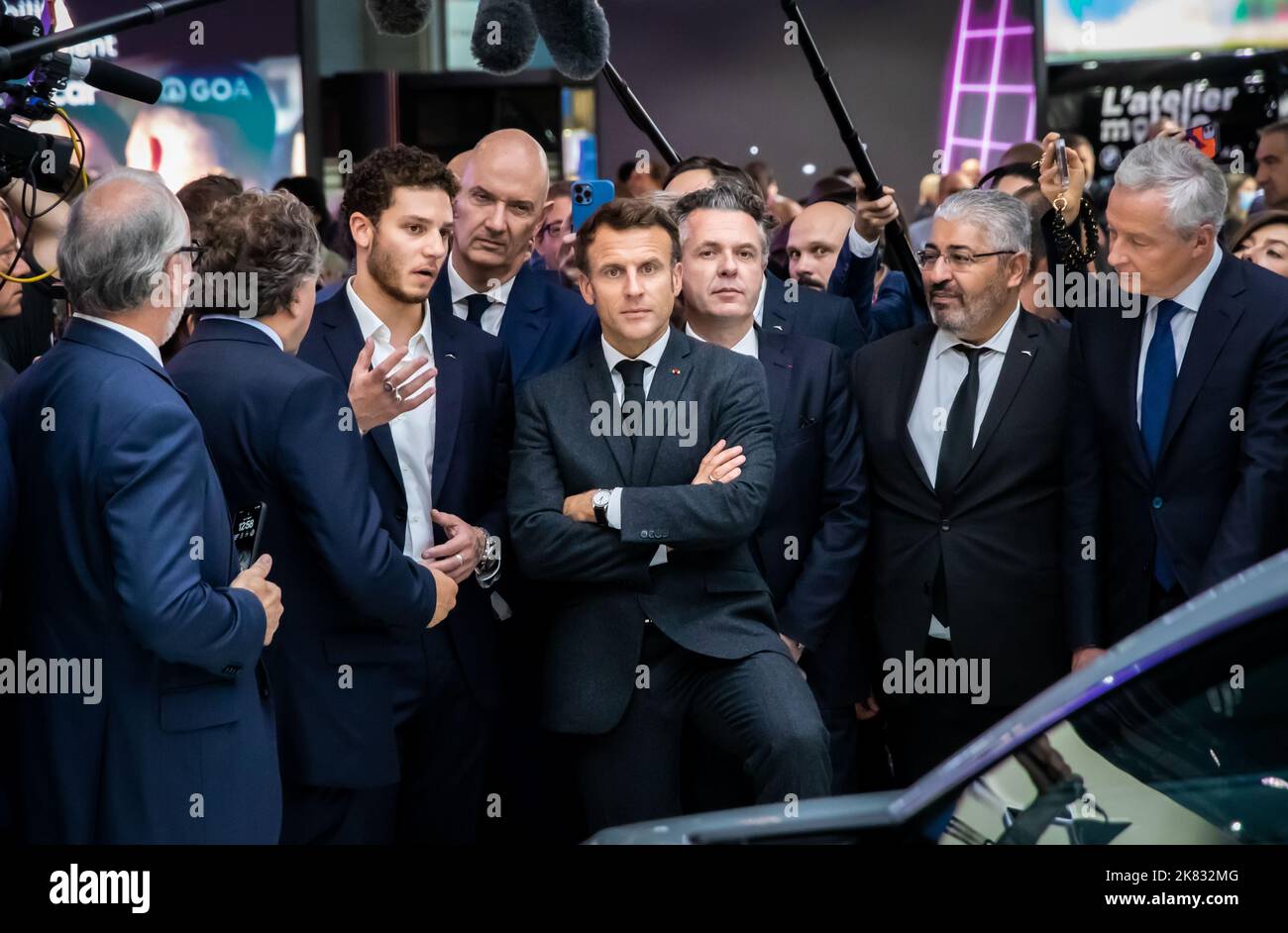 Frankreichs Präsident Emmanuel Macron besucht den Eröffnungstag des Pariser Autosalons, Frankreich - 17. Oktober 2022. Stockfoto