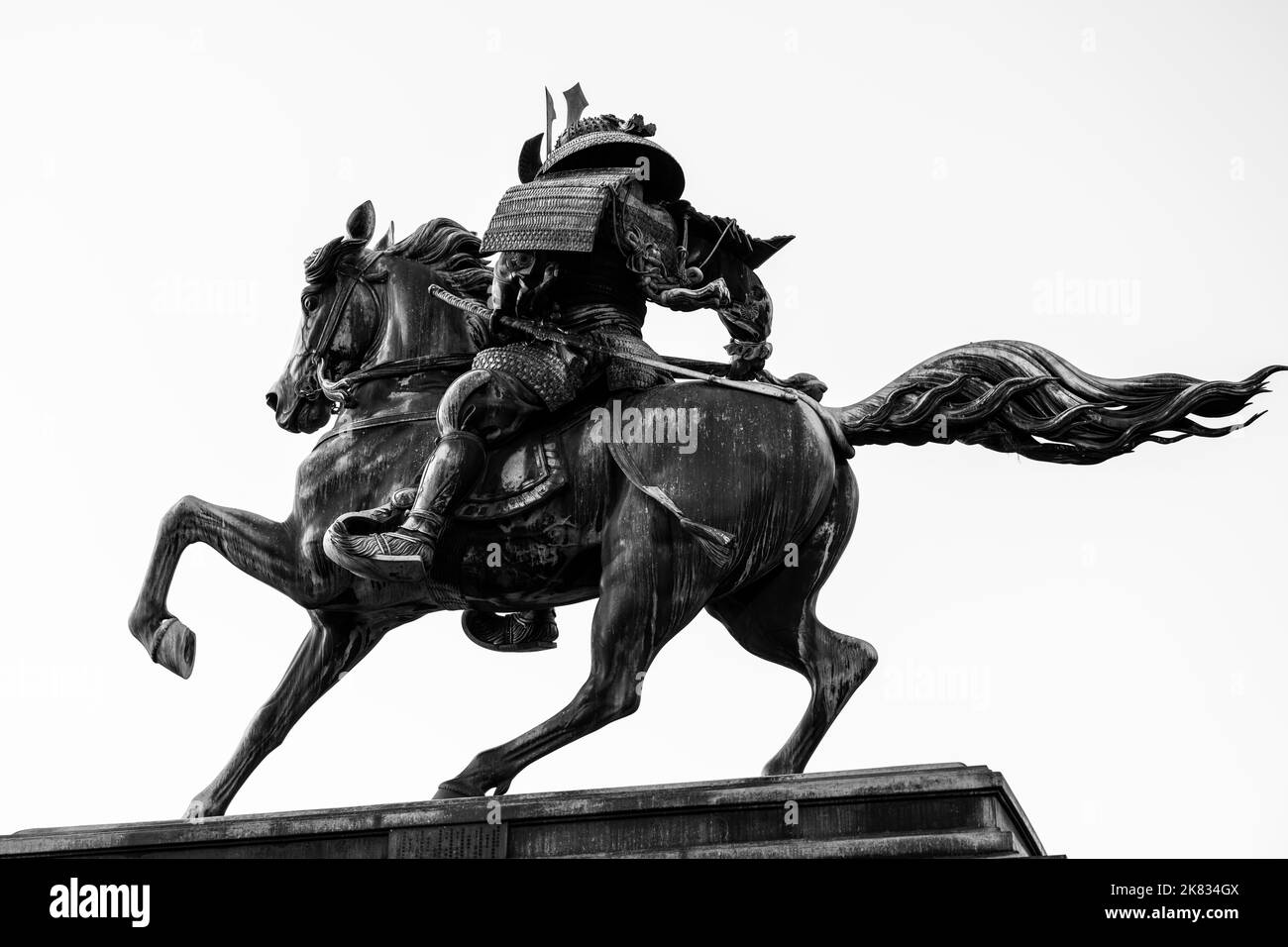 Tokio, Japan. 20. Oktober 2022. 20. Oktober 2022, Tokio, Japan: Eine Reiterstatue des berühmten japanischen Samurai Kusunoki Masashige (1294-1336), der im GenkÅ-Krieg für Kaiser Go-Daigo kämpfte und das Shogura-Shogunat stürzte, um den Kaiser wiederherzustellen...Kusunoki ist eine Legende im modernen Japan für seine Loyalität zum Kaiser und seine Tugend, als Shogun beim Kaiser geblieben zu sein Ashikaga Takauji begann in den Kriegen von Nanboku-chÅ die Macht zu übernehmen, nachdem er Ashikaga in einem Akt des Gehorsams angegriffen hatte, obwohl er eine gewisse Niederlage in der Schlacht von Minatogawa kannte...Monarchie, Kaiser, Chrysantheme-Thron...Chiyoda Cit Stockfoto