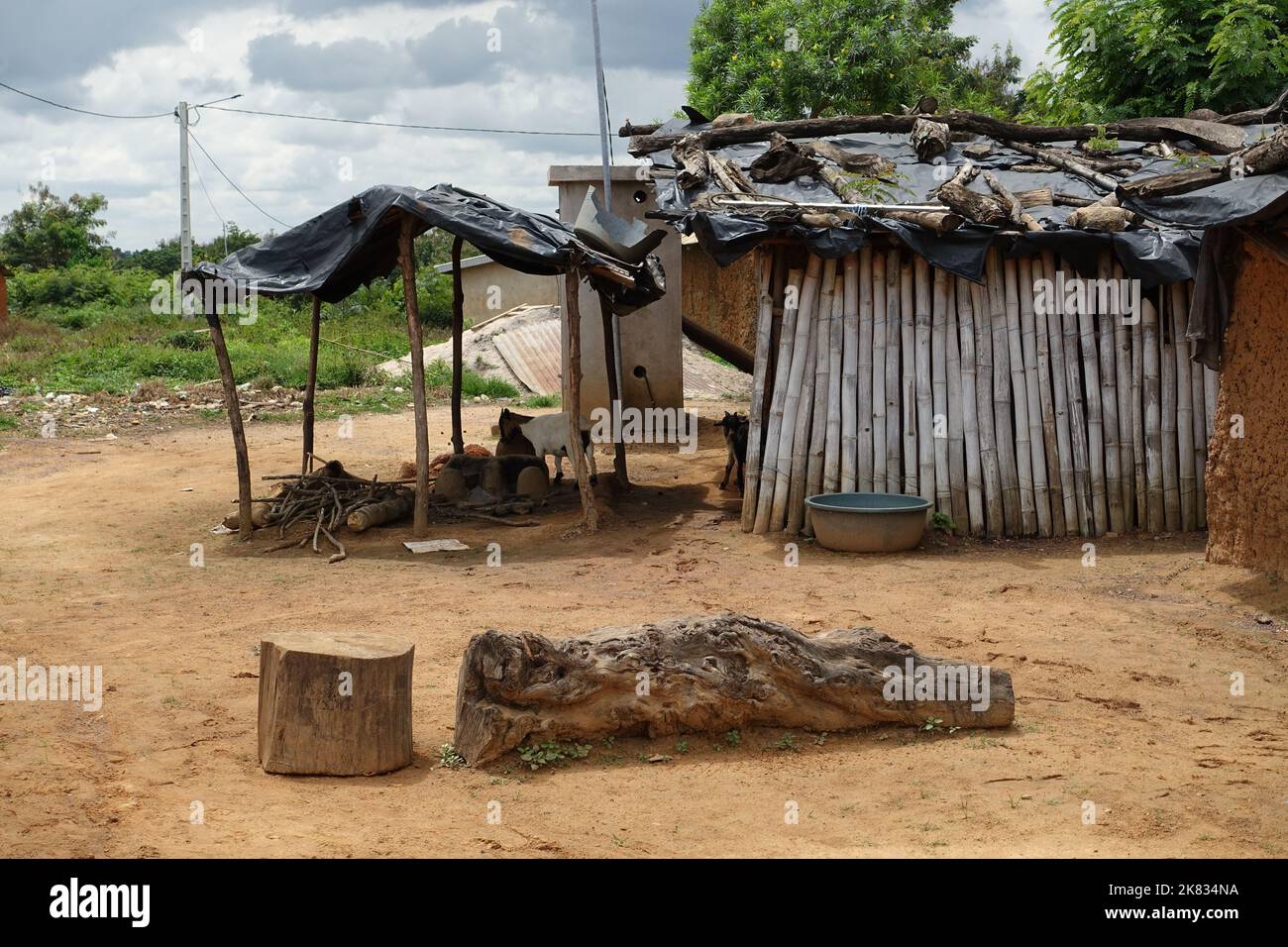 Elektrische Leitungen bringen Strom in ein Dorf in der Elfenbeinküste Stockfoto