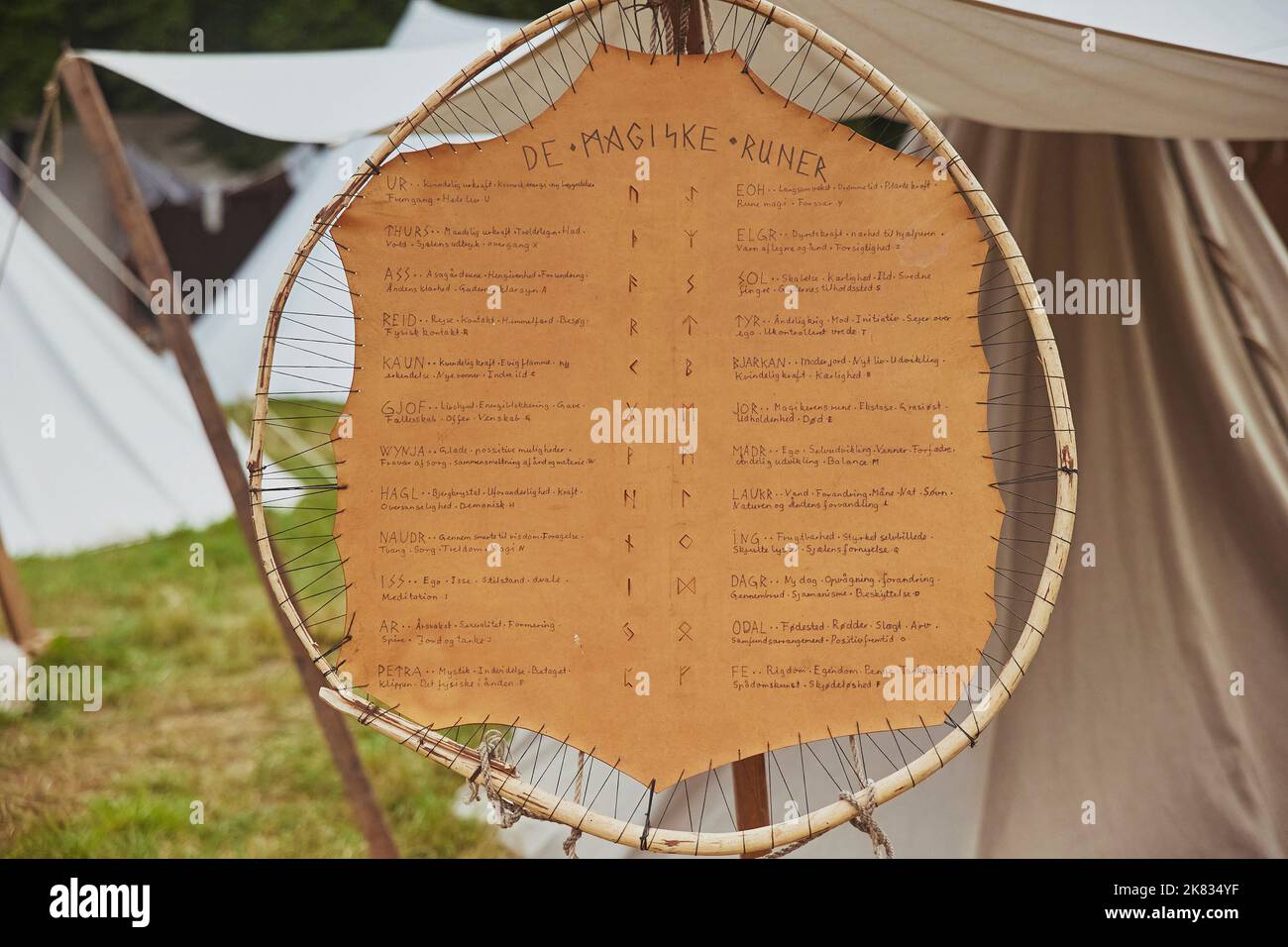 Hojbjerg, Dänemark, August 2022: Wikinger-Alphabet auf einem Stück Leder Stockfoto