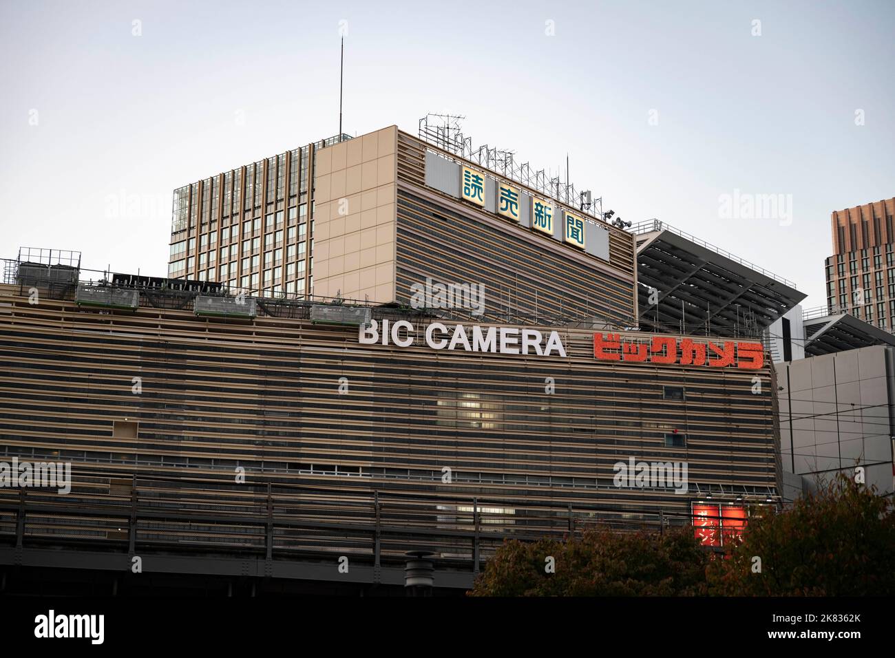 Tokio, Japan. 20. Oktober 2022. 20. Oktober 2022, Tokio, Japan: Ein elektronisches Kaufhaus für Bic Camera am Bahnhof YÅ«rakuchÅ...Chiyoda City ist das Zentrum der japanischen Regierung, mit dem Kaiserpalast und dem Nationalrat. ..Japan hat kürzlich nach mehr als zwei Jahren Reiseverbote aufgrund der COVID-19-Pandemie wieder für den Tourismus geöffnet. Der Yen hat gegenüber dem US-Dollar stark abgeschrieben, was wirtschaftliche Turbulenzen für den internationalen Handel und die japanische Wirtschaft verursacht hat. (Bild: © Taidgh Barron/ZUMA Press Wire) Bild: ZUMA Press, Inc./Alamy Live News Stockfoto