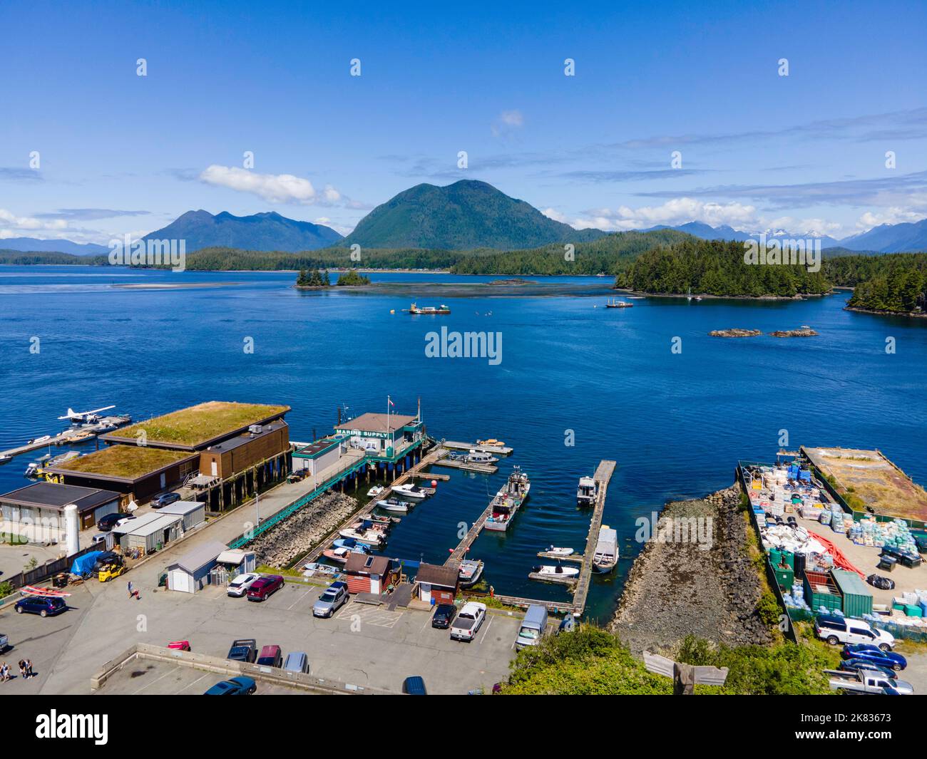 Luftbild von Tofino an einem schönen Sommermorgen. Tofino, British Columbia, Kanada. Stockfoto