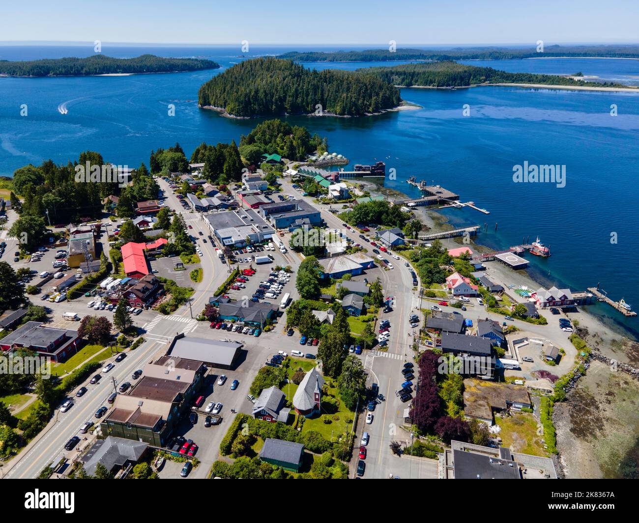 Luftbild von Tofino an einem schönen Sommermorgen. Tofino, British Columbia, Kanada. Stockfoto