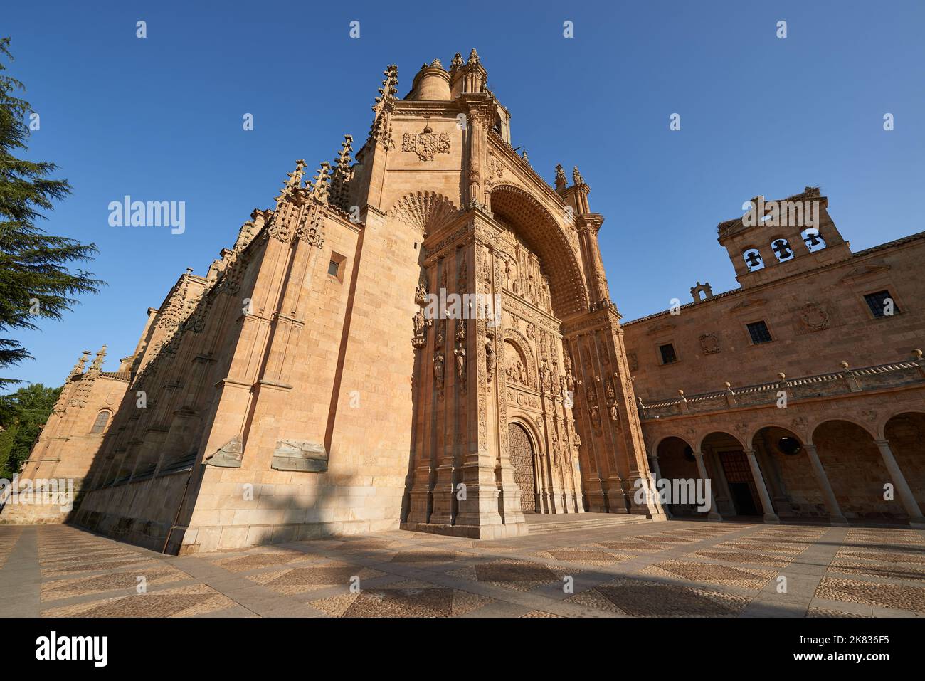 Das Konvento de San Esteban, ein Dominikanerkloster, wurde 1524 auf Initiative von Kardinal Juan Alvarez de Toledo erbaut. Salamanca Stockfoto