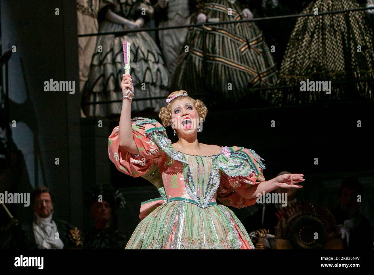 Ekaterina Lekhina (Olympia) in LES CONTES D'HOFFMANN an der Royal Opera, Covent Garden, London WC2 25/11/2008 Musik: Jacques Offenbach Libretto: Jules Barbier Dirigent: Antonio Pappano Bühnenbild: William Dudley Kostüme: Maria Bjornson Beleuchtung: David Hersey Bewegung: Eleanor Fazan Kämpfe: William Hobbs Regie: John Schlesinger Stockfoto