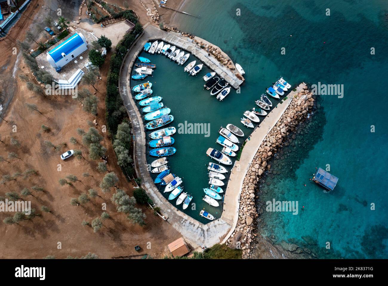 Luftaufnahme von Fischerbooten, die im Hafen von Agia Triada (Hafen von Trinity), Paralimni, Zypern, festgemacht sind. Stockfoto