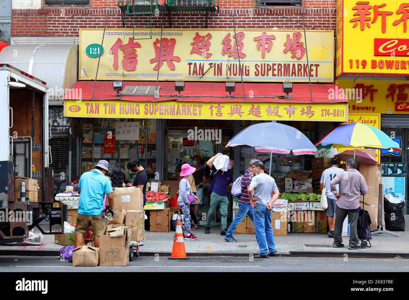 Tan Tin Hung Supermarket 信興超級市場, 121 Bowery, New York, NYC Schaufenster Foto eines südostasiatischen Lebensmittelladens in Manhattan Chinatown. Stockfoto