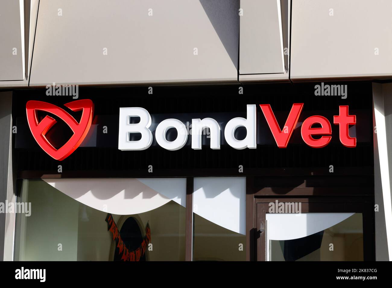Ein Logo für Bond Vet, eine Kette von Tierarztkliniken und Notfallzentren für Tiere. Stockfoto