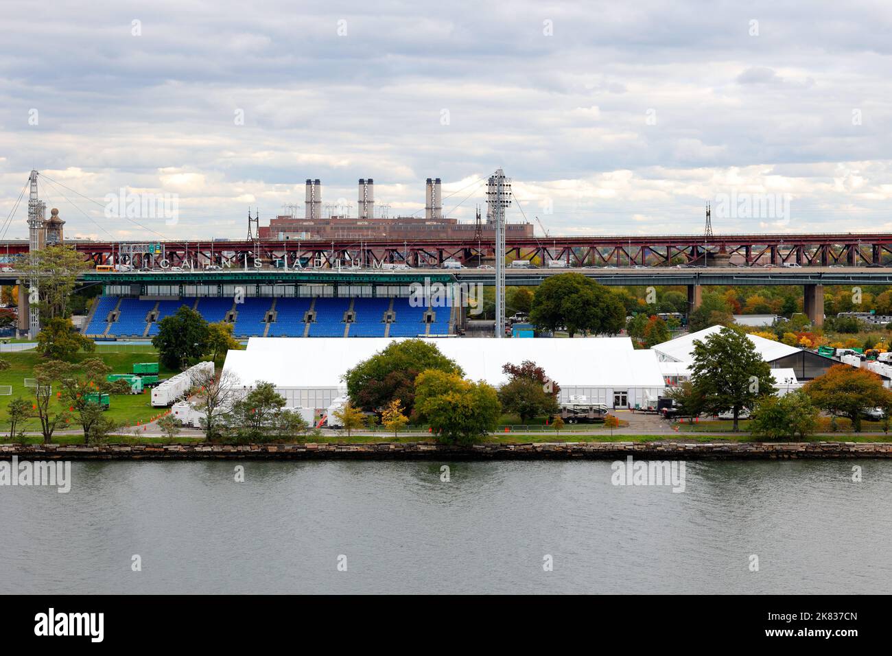 Randall's Island Humanitarian Emergency Response and Relief Center, New York City. Ein vorübergehendes 1100-Bett-Unterschlupf für Migranten oder Asylbewerber. Stockfoto