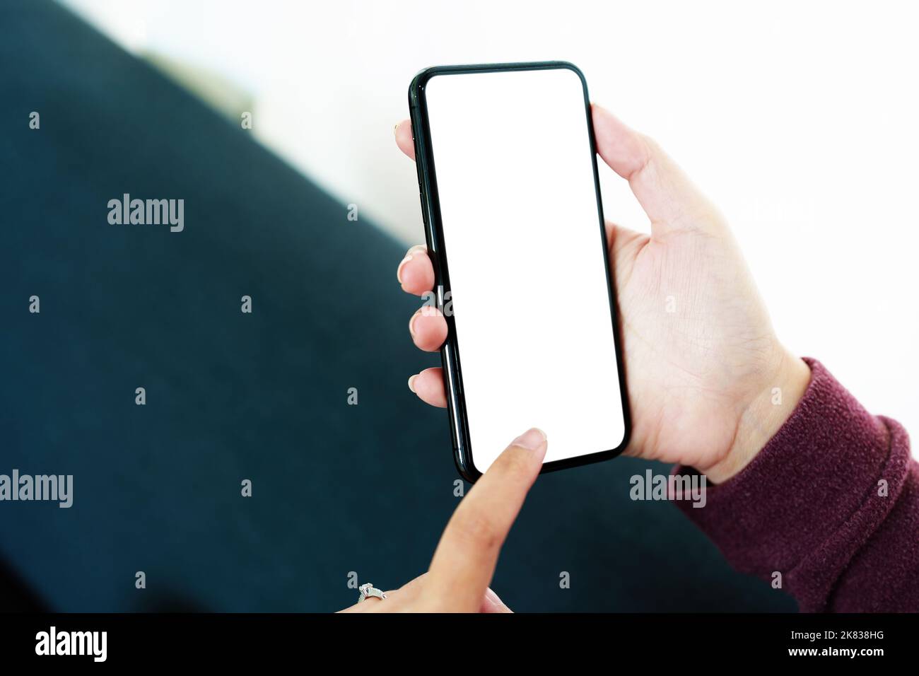 Einkaufen, Treffen, Informationssuche, asiatische Frau mit einem weißen Bildschirm Smartphone Handy kann Text, Zeichen oder Bilder einfügen. Stockfoto