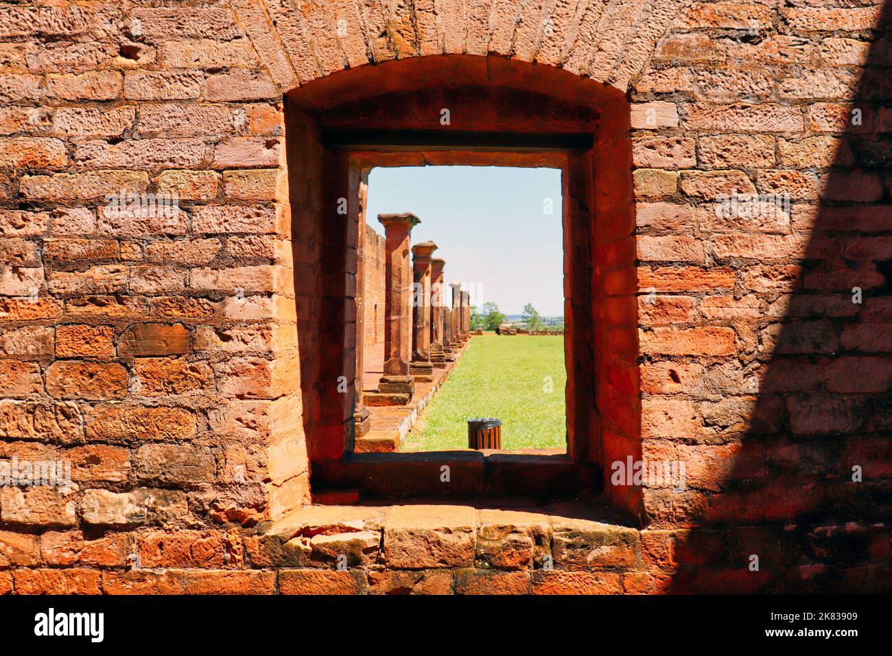 Fenster der Ruinen von Jesus de Tavarangue in Encarnacion, Paraguay Stockfoto
