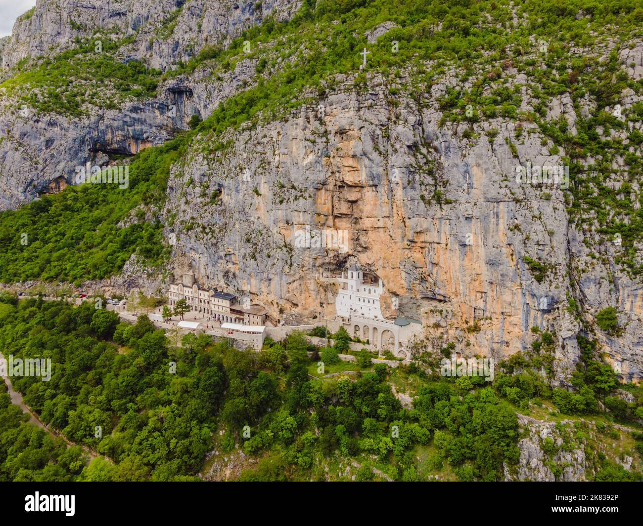 Kloster Ostrog, serbisch-orthodoxe Kirche hoch oben im großen Felsen von Ostroska Greda, Montenegro Stockfoto