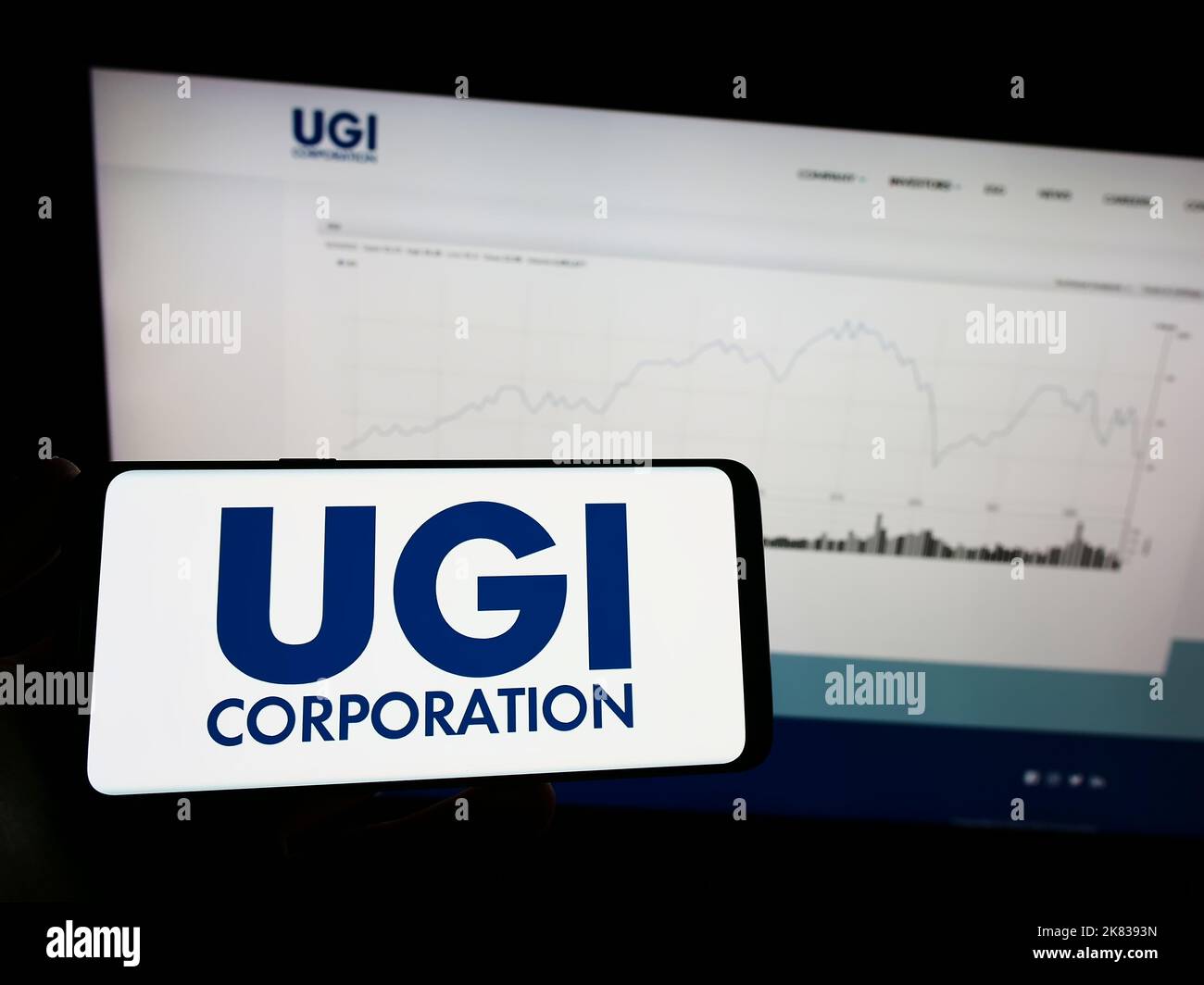 Person, die ein Mobiltelefon mit dem Logo des amerikanischen Energieunternehmens UGI Corporation auf dem Bildschirm vor der Unternehmenswebseite hält. Konzentrieren Sie sich auf die Telefonanzeige. Stockfoto