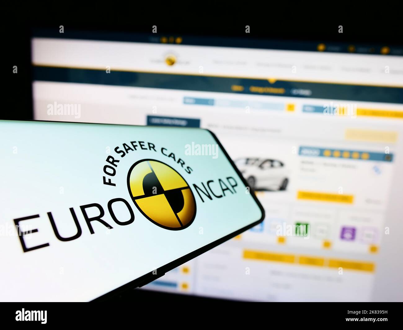 Mobiltelefon mit Logo des Sicherheitsprogramms Euro NCAP auf dem Bildschirm vor der Website. Konzentrieren Sie sich auf die Mitte des Telefondisplays. Stockfoto