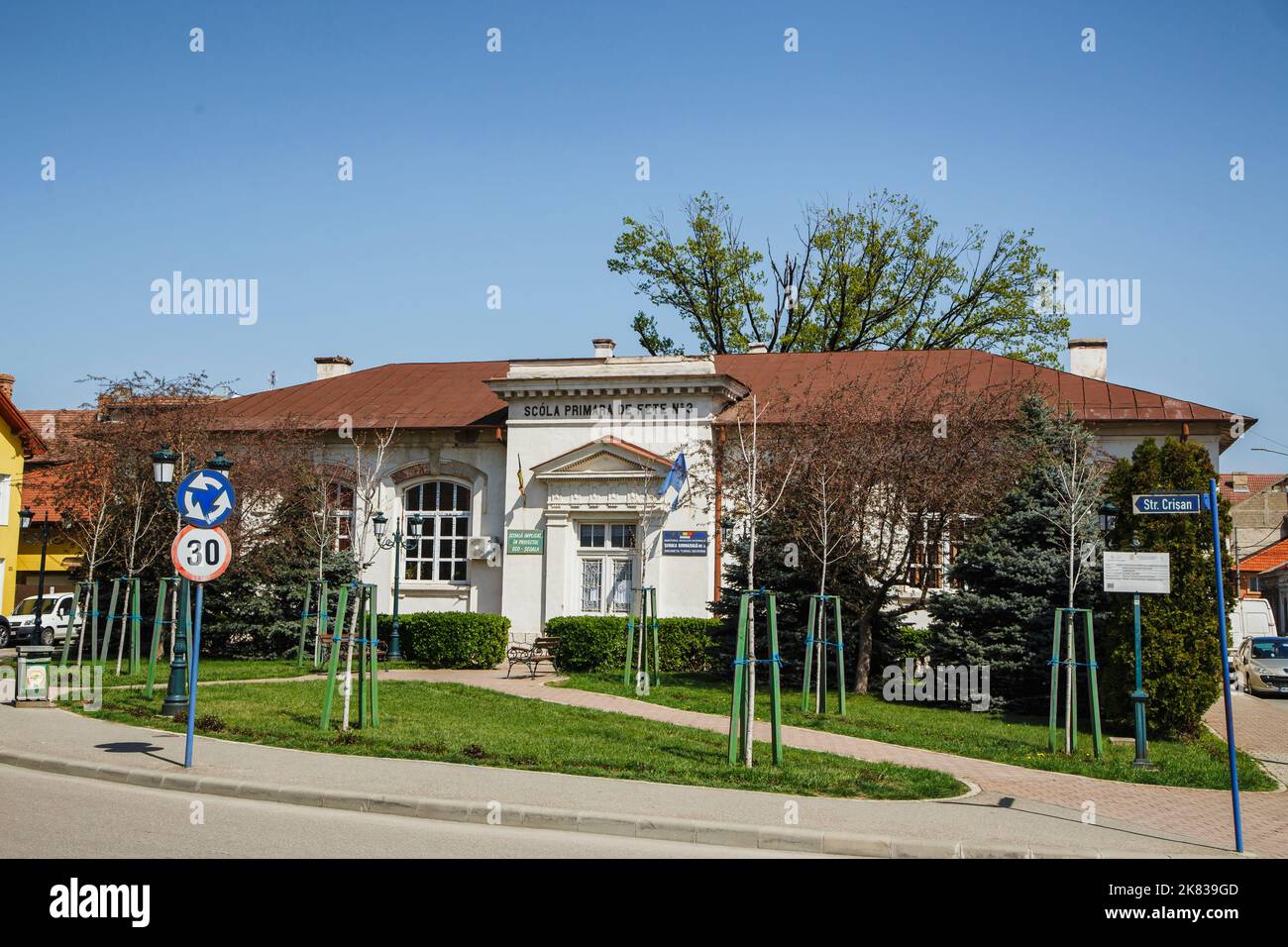 DROBETA TURNU-SEVERIN, RUMÄNIEN-APRIL 04: Mädchenschule Nr. 3 - altes Gebäude in der Innenstadt am 04. April 2018 in Drobeta Turnu-Severin. Stockfoto