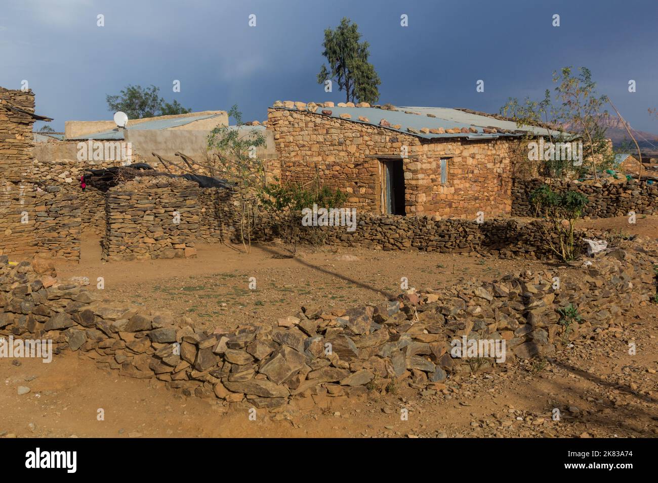 Steinhäuser des Dorfes Megab, Tigray, Äthiopien Stockfoto