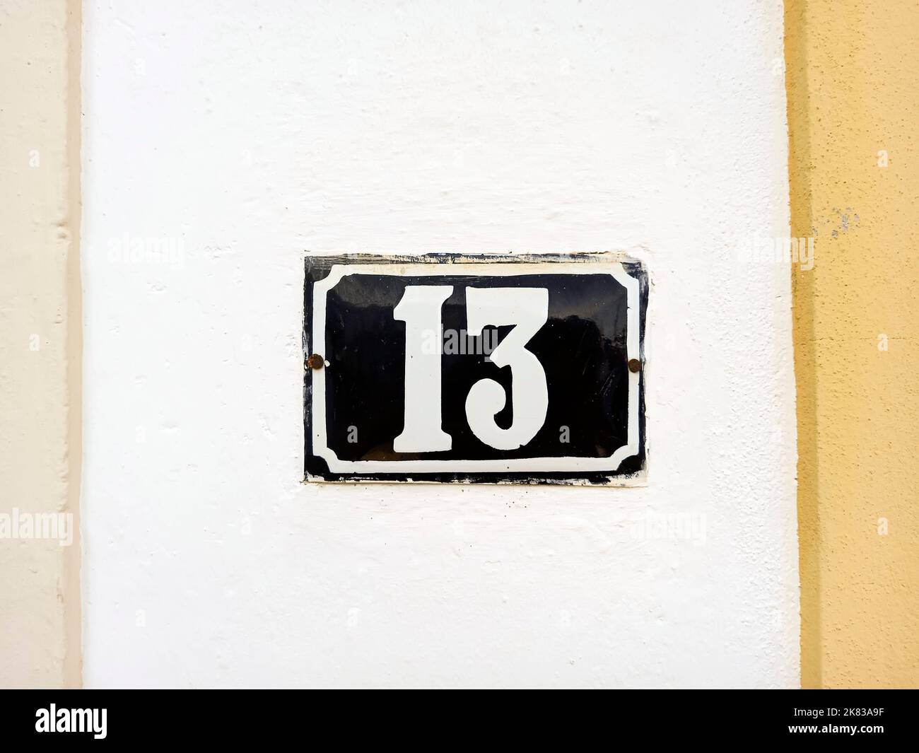 Nummer dreizehn im Metallplattenformat, mit Kopierraum und blauer und weißer Farbe - 13 Stockfoto